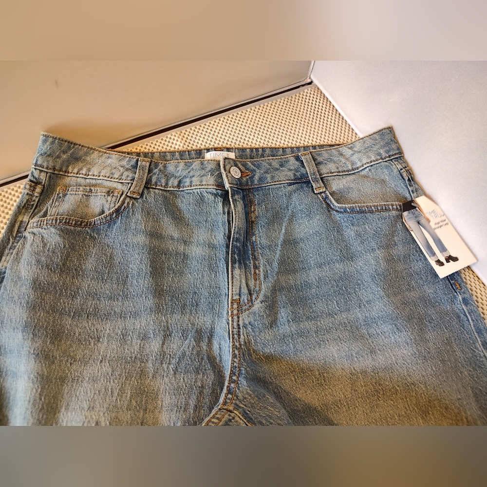 Time and Tru Women's Size 14 High Rise Straight Jeans w/Cuffs Light Wash NWT - Picture 6 of 6
